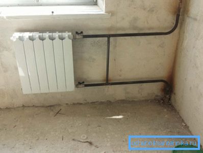 Na fotografiji - nekoliko bolj zapletena različica vgradnje radiatorja z vgradnjo zapiralnih ventilov.