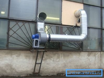 Na fotografiji - opremljen sistem za izmenjavo zraka pri industrijskem podjetju. Na fotografiji - opremljen sistem za izmenjavo zraka pri industrijskem podjetju.