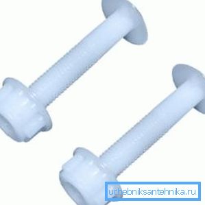 V foto - plastičnih vijakih in matici, ki pritrdijo toaletni sedež v stranišče. V foto - plastičnih vijakih in matici, ki pritrdijo toaletni sedež v stranišče.