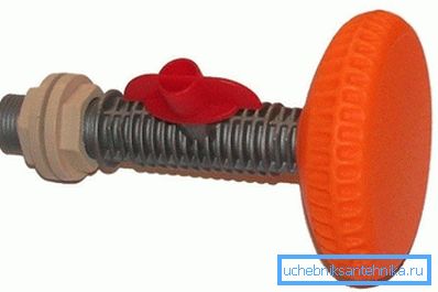 Fotografija prikazuje plastični tuš s kroglastim ventilom. Fotografija prikazuje plastični tuš s kroglastim ventilom.