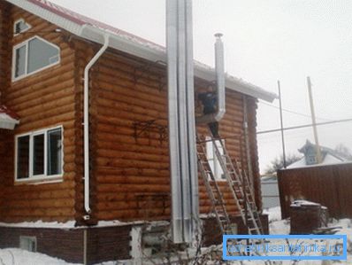 Na fotografiji - celoten sklop zračnih kanalov, vključno z izpušnimi plini za izpušne pline