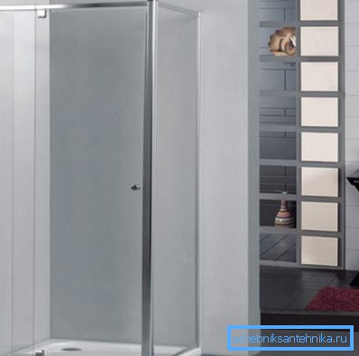 Na sliki je prikazan kotiček za tuširanje z nizko ponev 100x100 mm. Na sliki je prikazan kotiček za tuširanje z nizko ponev 100x100 mm.