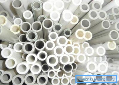 Fotografija prikazuje plastične izdelke za komunikacijske sisteme.