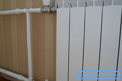 Slika prikazuje jeklene cevi, priključene na radiator. Slika prikazuje jeklene cevi, priključene na radiator.