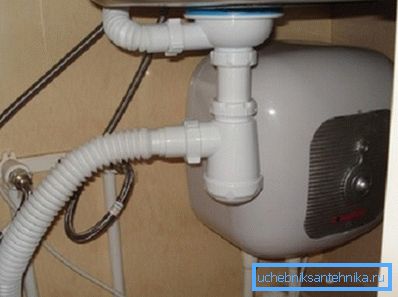 Na fotografiji je primer pritrditve kompaktnega bojlerja. Na sliki je primer vgradnje kompaktnega bojlerja.
