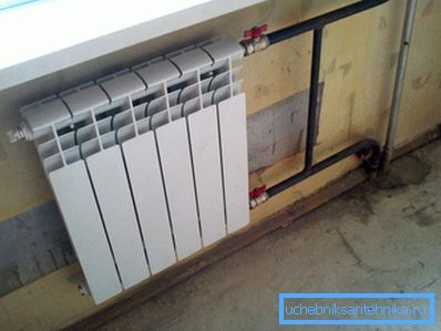 Na fotografiji - litinski železov hladilnik je bil nadomeščen z bimetalnim radiatorjem Na fotografiji - litinski železov hladilnik je bil nadomeščen z bimetalnim radiatorjem
