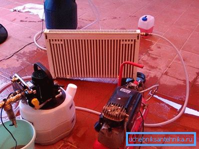 Na fotografiji - pranje radiatorja pod tlakom
