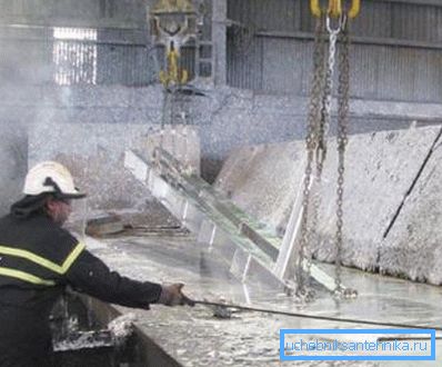 Na fotografiji - proces vroče galvanizacije jeklenih delov Na fotografiji - proces vroče galvanizacije jeklenih delov