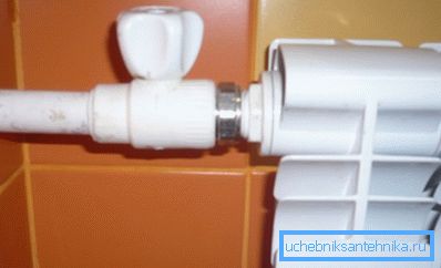 Fotografija prikazuje tovarniško poslikani radiator s plastično povezavo. Fotografija prikazuje tovarniško poslikani radiator s plastično povezavo.