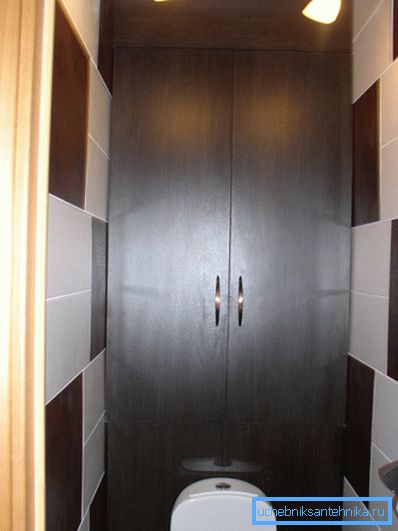 V vratih foto - kabin iz laminirane iverne plošče.