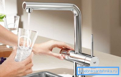 Na fotografiji: sodobne pipe ne izvajajo le neposrednih funkcij, temveč so tudi originalni element v notranjosti. Na fotografiji: sodobne pipe ne izvajajo le neposrednih funkcij, temveč so tudi originalni element v notranjosti.