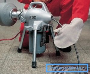Na fotografiji: strokovnjaki pogosto uporabljajo električni pogon za kabel, s katerim se hitrost čiščenja še poveča.