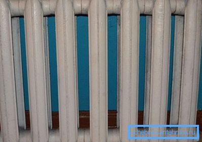Na fotografiji - standardni litinski železni radiator Na fotografiji - standardni litinski železni radiator