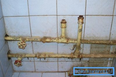 V ceveh za fotografijo, ki jih je treba nujno zamenjati (pregledajte sistem za oskrbo z vodo) V ceveh za fotografijo, ki jih je treba nujno zamenjati (pregledajte sistem za oskrbo z vodo)