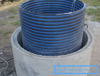 Na fotografiji - poglabljanje vodnjaka s plastično cevjo Na fotografiji - poglabljanje vodnjaka s plastično cevjo