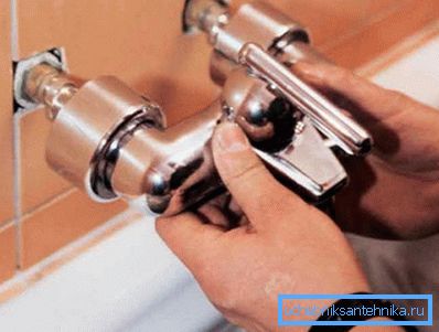 Na fotografiji: namestitev pipe v kopalnico neodvisno z močjo vsakega, pod pogojem, da so bile vse pripravljalne dejavnosti izvedene ustrezno Na fotografiji: namestitev pipe v kopalnico neodvisno z močjo vsakega, pod pogojem, da so bile vse pripravljalne dejavnosti izvedene ustrezno