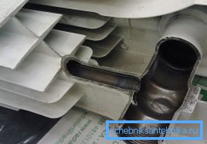 Na sliki je prikazano, da so aluminijasti rebri nameščeni na vrhu jeklene cevi. Na sliki je prikazano, da so aluminijasti rebri nameščeni na vrhu jeklene cevi.