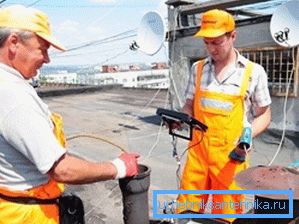 Na fotografiji si lahko ogledate, kako dolžniki blokirajo kanalizacijo brez obiska svojih domov. Na fotografiji si lahko ogledate, kako dolžniki blokirajo kanalizacijo brez obiska svojih domov.