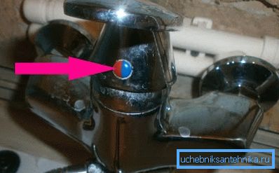 Fotografija je označila pokrovček, pod katerim skriva vijak. Fotografija je označila pokrovček, pod katerim skriva vijak.
