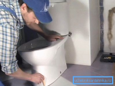 Na tleh mora biti kontura, ki ustreza oblikovnemu položaju straniščne školjke. Na tleh mora biti kontura, ki ustreza oblikovnemu položaju straniščne školjke.