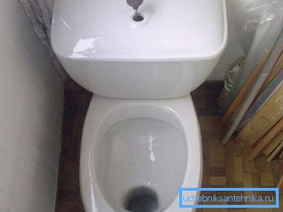 Na sliki je faience WC školjka z enodelno polico. Ta oblika sklede je manj praktična: izdelki za obisk stranišča ostanejo na vizirju in, odkrito rečeno, zrak ne ozonira. Na sliki je faience WC školjka z enodelno polico. Ta oblika sklede je manj praktična: izdelki za obisk stranišča ostanejo na vizirju in, odkrito rečeno, zrak ne ozonira.