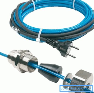 Ogrevalni kabel za dovod vode znotraj cevi z vtikačem za priključitev na omrežje in komplet pritrdilnih tulcev