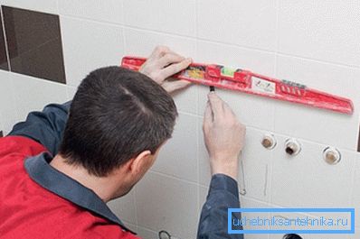 Risba zgornje vodoravne črte instalacije sanitarne opreme