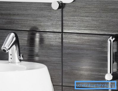 Zunanji higienski tuš z brezkontaktnim mešalnikom - nova beseda v sanitarnih konstrukcijah Zunanji higienski tuš z brezkontaktnim mešalnikom - nova beseda v sanitarnih konstrukcijah