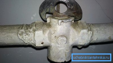 Ne pozabite odstraniti plasti starih navojev in barve. Ne pozabite odstraniti plasti starih navojev in barve.