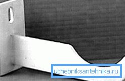 Majhne, na prvi pogled, kljuke za izdelke iz litega železa pritrjene na steno z jeklenimi sidri Majhne, na prvi pogled, kljuke za izdelke iz litega železa pritrjene na steno z jeklenimi sidri