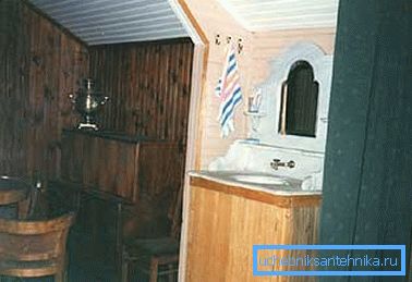 Nekateri obrtniki v ta namen uporabljajo običajno omarico z umivalnikom, nad katerim preprosto namestijo rezervoar z vodo.