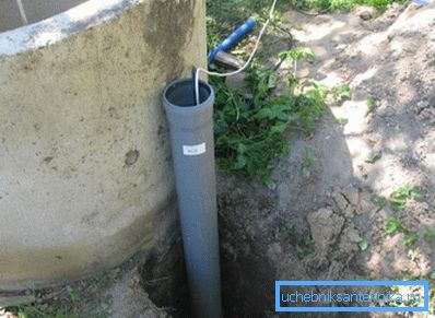 Nekateri mojstri raje naredijo pipo tik ob strukturi ali ustvarijo cev za žice za oskrbo z električno energijo.