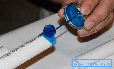 Nekatere vrste adhezivnih kompozicij imajo izrazito barvo, tako da lahko poveljnik razlikuje zdravljene kraje od tistih, ki še niso bili uporabljeni. Nekatere vrste adhezivnih kompozicij imajo izrazito barvo, tako da lahko poveljnik razlikuje zdravljene kraje od tistih, ki še niso bili uporabljeni.