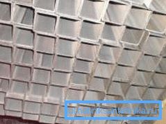 Nekatere vrste takšnih izdelkov so izdelane iz aluminija ali zaščitene z zaščitno prevleko. Nekatere vrste takšnih izdelkov so izdelane iz aluminija ali zaščitene z zaščitno prevleko.