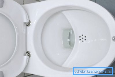 Nenavaden dizajn, v katerem sta odtok in polica obrnjena Nenavaden dizajn, v katerem sta odtok in polica obrnjena