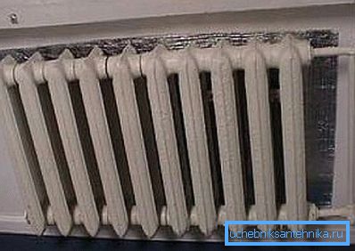 Nizka učinkovitost je povezana z veliko izgubo toplote skozi stene, okenske odprtine in tla