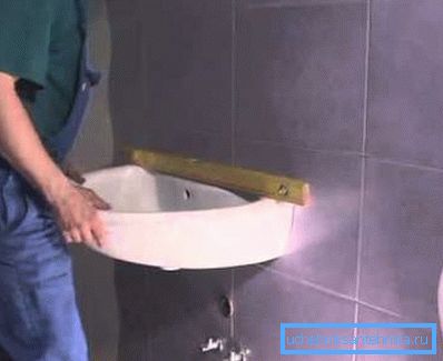 Prepričajte se, da je namestitev pravilna z uporabo ravni stavbe.