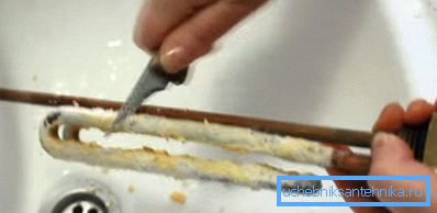 Čiščenje grelca z nožem Čiščenje grelca z nožem