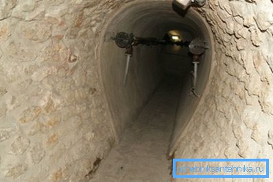 Eden od eksponatov kanalizacijskega muzeja v Parizu je mesto starega zbiralca. Eden od eksponatov kanalizacijskega muzeja v Parizu je mesto starega zbiralca.
