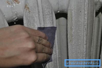 Barvanje litoželezni radiatorji zahteva pripravljalno fazo, izdelek je treba skrbno Barvanje litoželezni radiatorji zahteva pripravljalno fazo, izdelek je treba skrbno