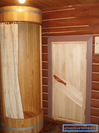 Prvotna dekoracija tuš kabine v leseni hiši. Seveda brez impregnacije z vodoodpornostjo ni dovolj
