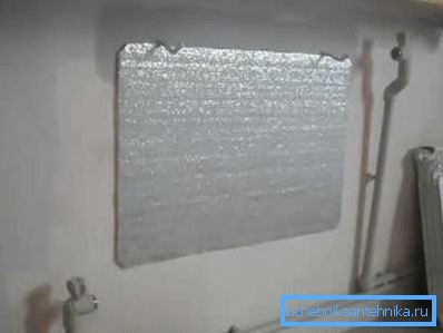 Reflektor se zlepi neposredno pod držalom radiatorja. Reflektor se zlepi neposredno pod držalom radiatorja.