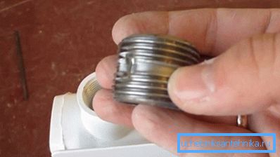 Preden dodate odseke aluminijastim radiatorjem, se v luknjo privije vijak.