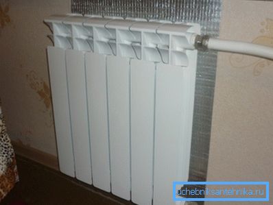Pred namestitvijo zaslona na baterijo pritrdite zaslon za odzračevanje na radiator Pred namestitvijo zaslona na baterijo pritrdite zaslon za odzračevanje na radiator