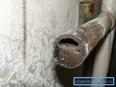 Periodično splakovanje je potrebno za ogrevanje. Fotografija prikazuje resnost problema.