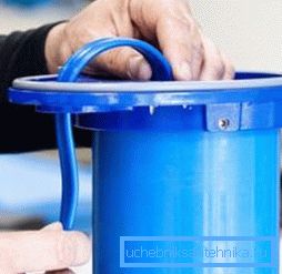 Napajalni kabel vstavite v posebno luknjo na dnu ohišja.