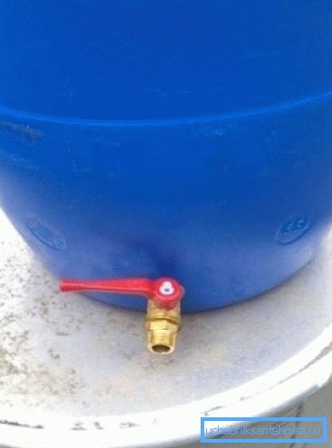 Plastičen sodček z žerjavom do koče vam bo dal priložnost, da vedno rezervirate potrebno tekočino Plastičen sodček z žerjavom do koče vam bo dal priložnost, da vedno rezervirate potrebno tekočino