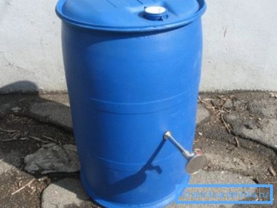 Plastični sod s vgrajenim delilnikom. Plastični sod s vgrajenim delilnikom.