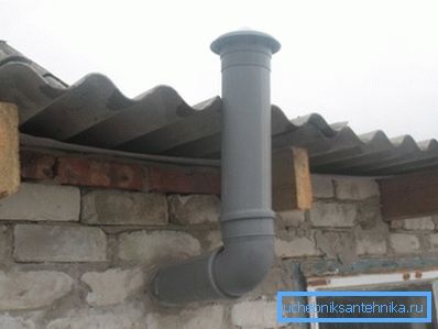 Plastična odplaka lahko nadomesti prezračevalne cevi. Na fotografiji se uporablja za organiziranje ventkanala v gradbeništvu.