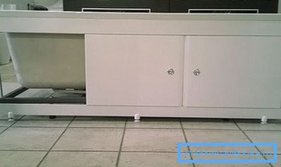 Plastični zaslon pod kopeljo